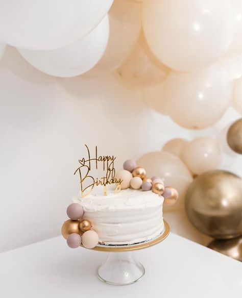 White And Gold Balloon Garland, White Birthday Cake, 33 Birthday, Gold Balloon Garland, White Birthday Cakes, Diy Birthday Cake, Simple Birthday Party, Gold Birthday Cake, Cake Ball