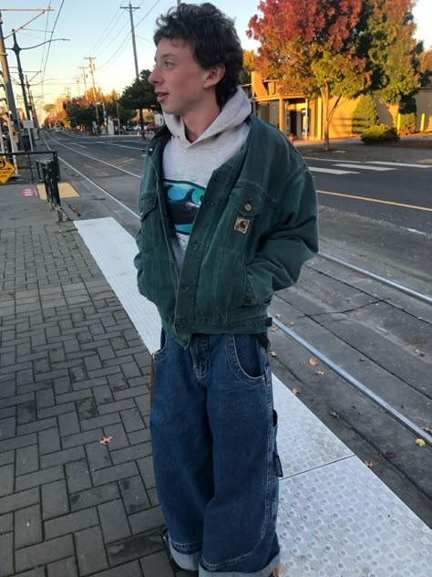 Carhartt jacket w perfect fade on top, paired with a vintage seaworld hoodie. On bottom I wore JNCO Kangaroos, trying to achieve the perfect pear shape. Carhartt Fleece Outfit, Mens Layered Fashion, Carhartt Winter Outfits, Outfit Inspo Layers, Baja Hoodie Outfit Aesthetic, Car Guy Outfits, Outfits With Carhartt Jacket, Grey Carhartt Jacket Outfit, Jnco Shorts Outfit