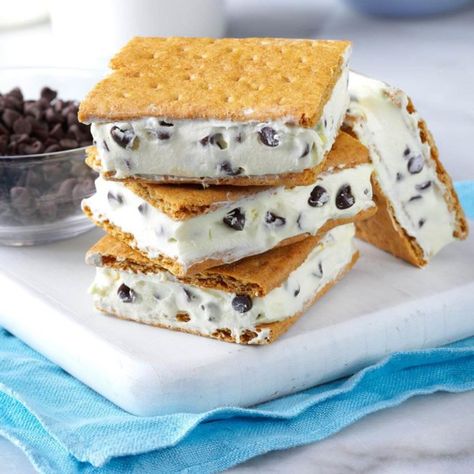 Quick Baking, Biscuits Graham, Recipes With Few Ingredients, Dessert Simple, Chocolate Graham Crackers, Ice Cream Sandwiches, Easy Meals For Kids, Ice Cream Treats, Dessert Ingredients