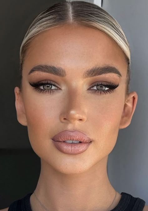 Fox Eye Green Eyes, Cat Eye Half Lashes, Slick Back Hair Outfit Street Styles, Glam Makeup No Lashes, Trendy Eyebrows 2023, Clean Smokey Eye, Makeup Cantik, Formal Makeup, Smink Inspiration