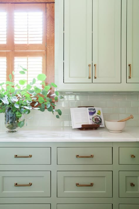 15 Ways to Decorate With Soft Sage Green | Color Palette and Schemes for Rooms in Your Home | HGTV >>  http://www.hgtv.com/design/decorating/color/15-ways-to-decorate-with-soft-sage-green-pictures?soc=pinterest Sage Kitchen, Kitchen Cabinet Inspiration, Cabinet Inspiration, Sage Green Kitchen, Painted Kitchen Cabinets Colors, Green Kitchen Cabinets, Farmhouse Kitchen Cabinets, Green Cabinets, Classic Kitchen