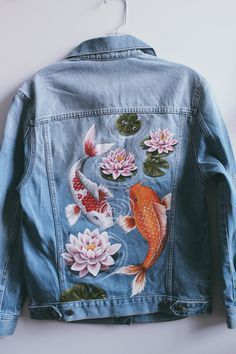 Painted Jacket Aesthetic, Denim With Embroidery, Paint On Denim Jacket, Painting Clothes Ideas, Denim Painting Ideas, Painted Denim Jacket Ideas, Painting On Dress, Painted Outfits, Paint On Clothes