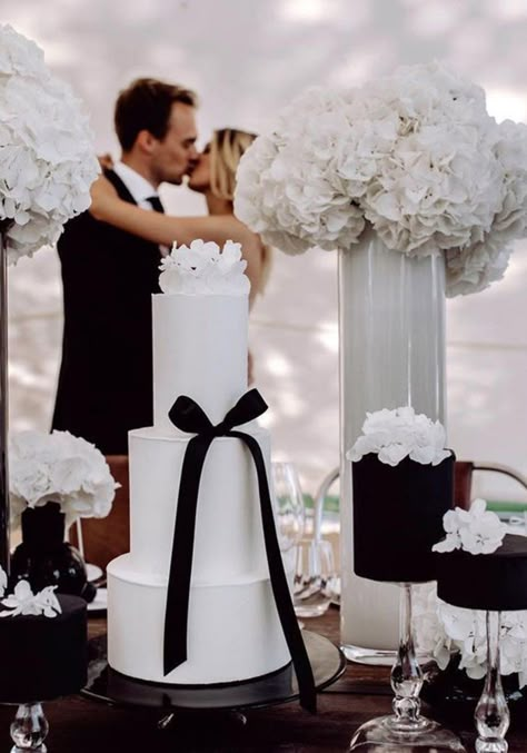 Stylish Wedding Cake, Black And White Cake Wedding, Black Tie Wedding Cake Ideas, Black Bow Wedding Cake, Bow Themed Wedding, Black Tie Wedding Cake, Wedding Cake Bow, White And Black Wedding Cake, Wedding Cake With Bow