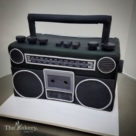 Boombox Stereo Birthday Cake Box Cake Design, Boom Box Cake, 1980s Cake, 80s Cake, Old School Party, Cakes For Wedding, Cake Music, Music Cakes, Kids Valentine Boxes