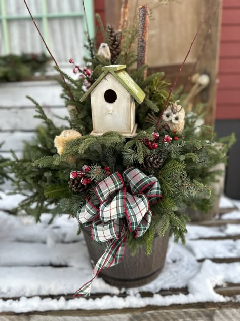 Evergreen Planters, Primitive Christmas Crafts, Porch Pots, Winter Planters, Outdoor Christmas Planters, Amazing Christmas Trees, Front Yard Decor, Christmas Bows Diy, Winter Planter