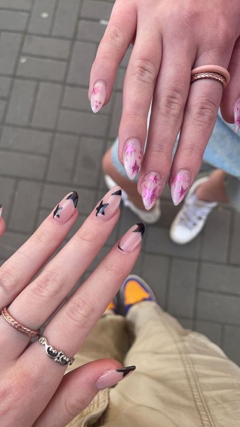 Matching Star Nails, Bestie Matching Nails Ideas, Pink Nails With Black Stars, Aesthetic Matching Nails, Pink Star Nails Y2k, Matching Nails With Best Friend Y2k, Uñas Matching Bff, Nails Matching With Bestie, Bestie Nails Ideas Matching