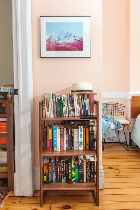 Chic, Simple Decor That Won’t Bore You To Tears #refinery29 https://www.refinery29.com/en-us/samantha-hahn-home-tour#slide-10 Small Apartment Book Storage, Small Book Collection, Apartment Bookshelf, Books In Bedroom, Bedroom With Books, Small Bookshelf Ideas, Wall Book Shelf, Bookshelf Bedroom, Indian Room