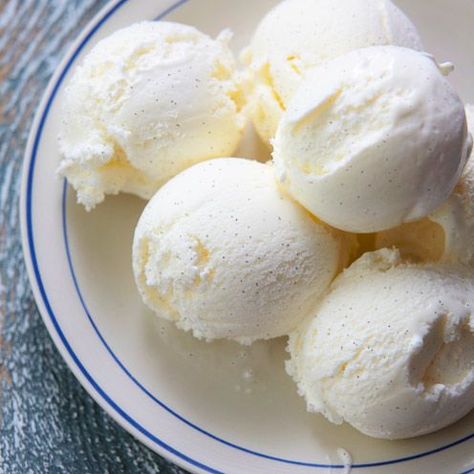 image Vanilla Ice Cream Recipe, Homemade Vanilla Ice Cream, Ice Cream Base, Refreshing Desserts, Ice Cream Sorbet, Ice Cream Treats, Best Chocolate Chip Cookie, Ice Cream Recipe, Strawberry Ice Cream