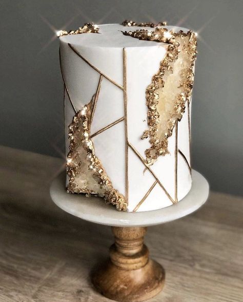 White And Gold Cake, Geode Cakes, Geode Cake, Beautiful Cake Designs, Elegant Birthday Cakes, Beautiful Birthday Cakes, Creative Birthday Cakes, Cake Decorating Designs, Crazy Cakes