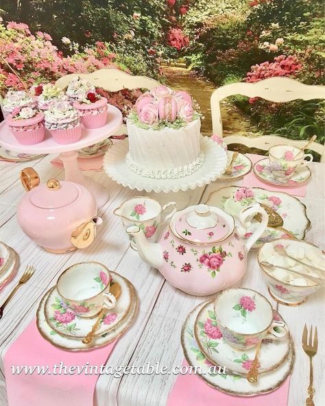 Party In The Garden, Doll Tea Party, Pink Tea Party, Vintage Birthday Parties, Soft Pink Theme, Garden Party Birthday, Pretty Dessert, Sweet 16 Birthday Party, Bridal Shower Tea