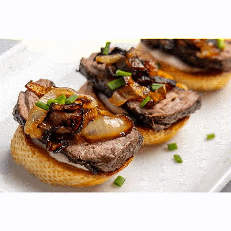 Filet Mignon Crostini with Garlic Aioli Steak Crostini, Garlic Aioli Sauce, Filet Mignon Recipes, Aioli Sauce, Crostini Recipes, Fingerfood Party, Garlic Aioli, Caramelized Onion, Roasted Asparagus