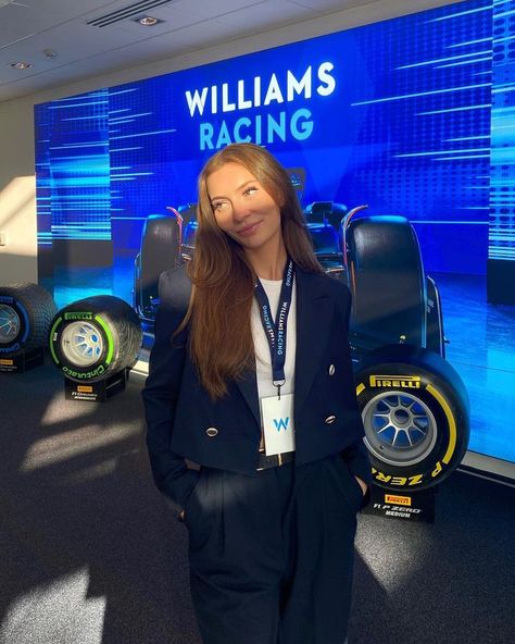 Journalist Aesthetic Outfit, Sport Management Career, Journalism Major, Journalism Career, Race Outfit, F1 Motorsport, Women Ceo, Football Wags, White Ferrari