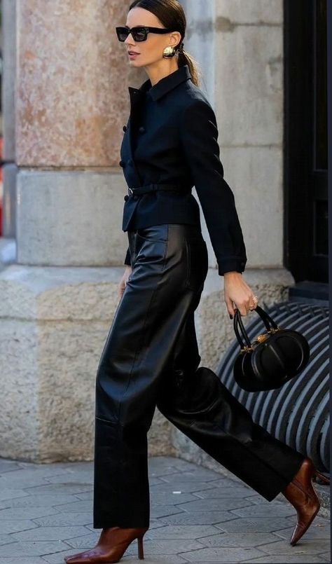 Leather Culottes Outfit, Leather Pants Outfit Work, Corporate Dinner Outfit, Leather Pants Outfit Women, Leather Pants Work Outfit, Casual Smart Outfit Women, Corporate Party Outfit, Paris Attire, Black Pants Outfit Casual