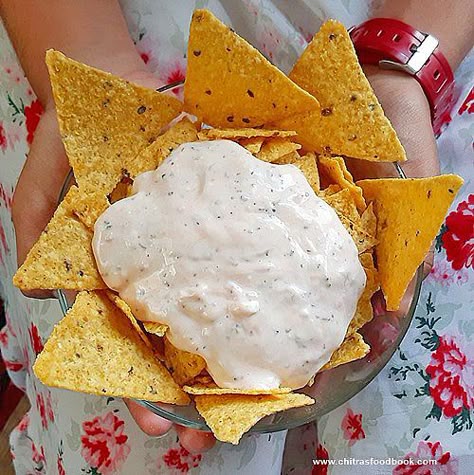 mayonnaise dip for nachos chips Dips With Mayonnaise, Mayonnaise Dip Recipes, Cheese For Nachos, Mexico Food Recipes, Salsa Recipe Mexican, Dip For Nachos, Tortilla Chips Homemade, Nacho Dips, Healthy Queso