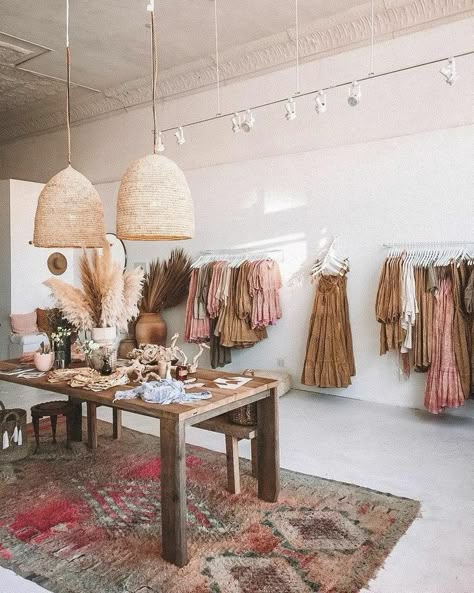 Boutique Decor Ideas Retail Store Design, Boutique Decor Ideas, Vintage Store Ideas, Clothing Boutique Interior, Display Visual Merchandising, Clothing Store Interior, Boutique Inspiration, Store Design Boutique, Boutique Display