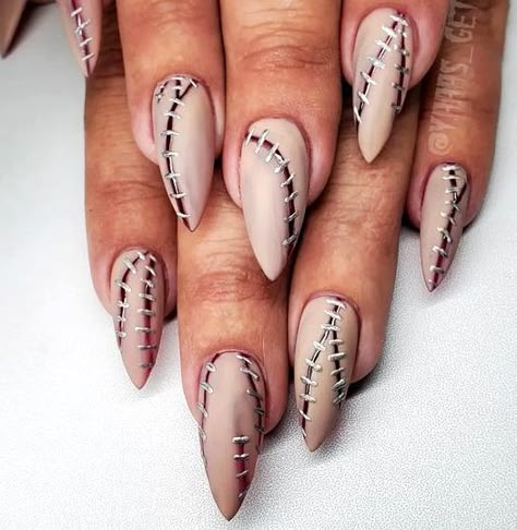 Stitches Nails, Halloween Short Nail Designs, Goth Nails Short, Simple Gothic Nails, Short Spooky Nails, Horror Nail Art, Eyeball Nails, Halloween Short Nails, Scary Nail Art