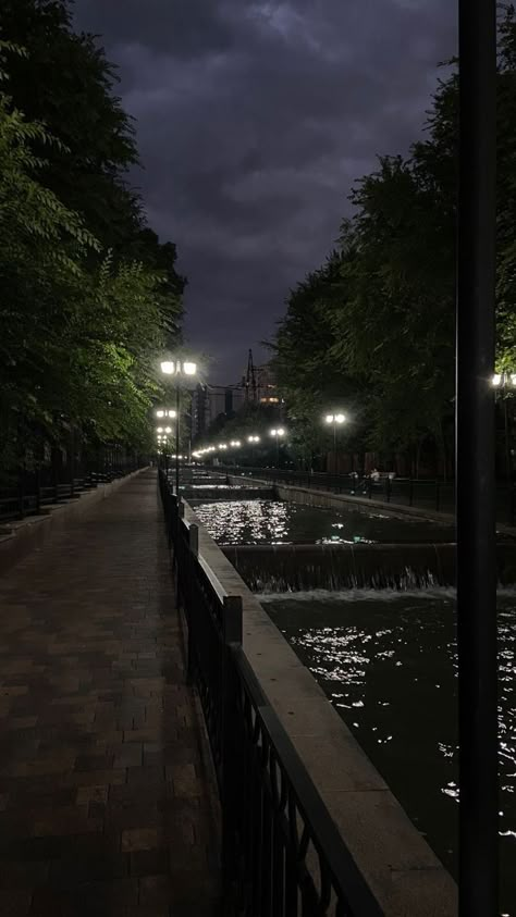 Rainy Day Aesthetic, Dark Nature Aesthetic, Night Scenery, Dark Paradise, Pretty Landscapes, Night Vibes, Night Aesthetic, City Aesthetic, Nature Aesthetic