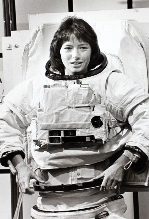 Anna Lee Fisher, Astronaut. Anna Fisher, First Female Astronaut, Sally Ride, Nasa Photos, Anna Lee, Space Suits, Nasa Astronaut, Astronaut Wallpaper, Strange History