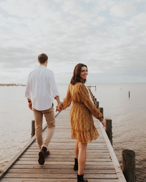 Couple Photoshoot Near Lake, Lake Pier Photoshoot, Lake Dock Couple Photoshoot, Engagement Dock Photos, Boardwalk Couple Photoshoot, Lake Prewedding Photoshoot, Lake Dock Engagement Pictures, Marina Couples Photoshoot, Boardwalk Couple Pictures