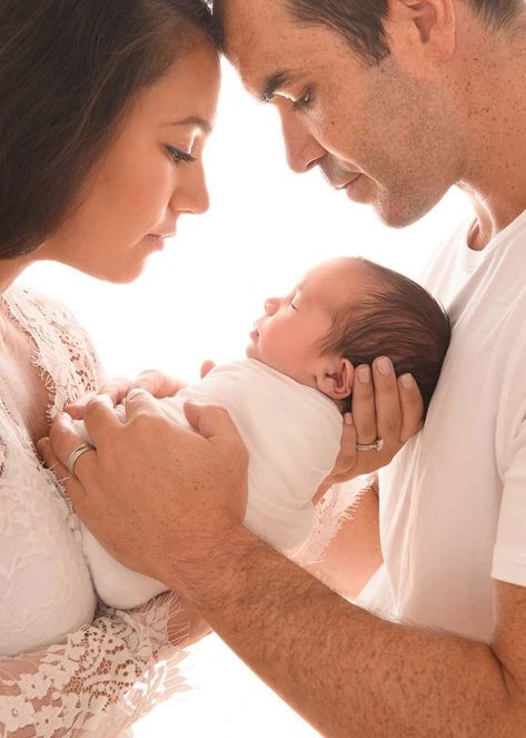 closeup-parents-infant-love Simple Newborn Photography, Parents Photography, Couple With Baby, Home Photo Shoots, Family Portrait Poses, Newborn Family Photos, My New Home, Newborn Studio, Studio Poses