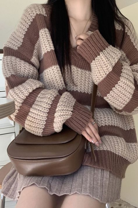 brown striped aesthetic sweater warm aesthetic outfit boogzel clothing Cozy Summer Outfits, Brown Striped Sweater, Aesthetic Sweaters, Oversize Pullover, Pull Oversize, Chic Shirts, Knitted Tops, Loose Outfit, Oversized Pullover