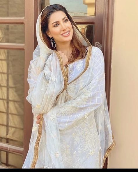 Suno Chanda Dresses, Mehwish Hayat, Saba Qamar, Iman Vellani, Latest Kurti Design, Suno Chanda, Kinza Hashmi, Mehndi Style, Teachers College