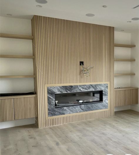 Wood Slat Fireplace, Slat Fireplace, Deco Tv, Basement Fireplace, Feature Wall Living Room, Living Room Built Ins, Fireplace Tv Wall, Fireplace Built Ins, Decor Fireplace