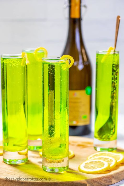 Green Prosecco Cocktail Green Prosecco Cocktail, St Patricks Day Cocktails, Sparkling Mocktails, Drink Party Ideas, Mocktails Recipes, Green Cocktails, Bunco Themes, Bridal Shower Table Decorations, Shower Table Decorations