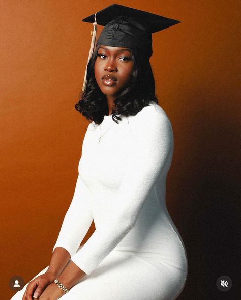 Grad Shoot Ideas, Graduation Shoot Ideas, Grad Photoshoot Ideas, Graduation Hairstyles With Cap, School Graduation Pictures, High School Graduation Pictures, Graduation Pictures Poses, Vintage Graduation, Nursing Graduation Pictures