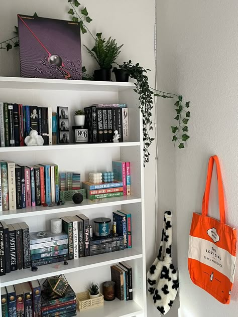 Bookish Room Inspiration, Aesthetic White Bookshelf, Book Rack Aesthetic, Bookshelf Inspo Aesthetic, Aesthetic Bookshelf Ideas, Bedroom With Bookshelf, Small Bookshelf Ideas, Bookcase Aesthetic, Bookish Bedroom