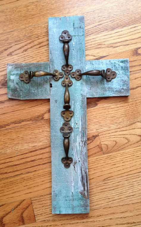 Door Pulls Diy, Easy Wooden Projects Diy, Dollar General Christmas Crafts Diy, Pallet Crosses Diy, Wooden Cross Crafts Diy, Diy Crosses Ideas Crafts, Diy Wooden Crosses Ideas, Wood Crosses Ideas Diy, Wall Of Crosses Ideas