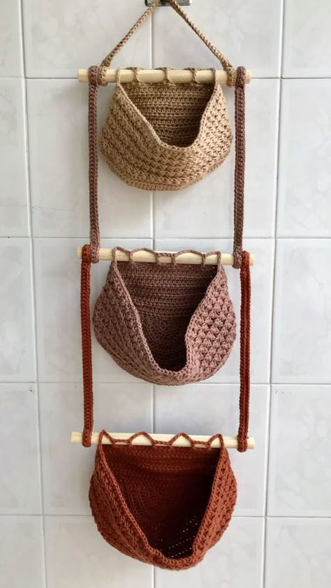 Crochet Decoration Ideas, Crochet Organizer, Crochet Storage Baskets, Crochet Wall Hangings, Crochet Basket Pattern, Crochet Home Decor, Yarn Thread, Crochet For Home, Diy Crochet Projects