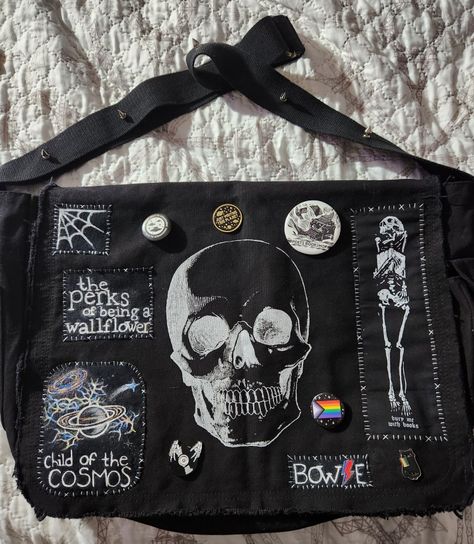 Messenger Bag With Patches, Goth School Bag, Grunge Custom Clothes, Black Messenger Bag Aesthetic, Bag Patches Aesthetic, Backpack Patches Ideas, Goth Bag Diy, Backpack Diy Decoration, Cool Patches Diy