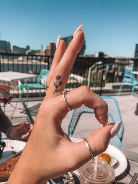 Fine Line Tattoo Ideas Hand, Fine Line Finger Tattoos For Women, Sunflower Finger Tattoo, Finger Tattoos For Women Unique, Finger Tattoos Meaningful, Inner Finger Tattoos Words, Best Friend Finger Tattoos, Inner Finger Tattoos, Hand Tattoo Minimalist