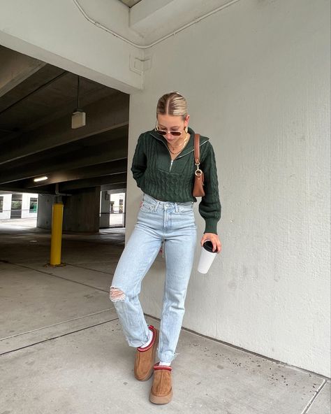 Light Jeans Fall Outfit, Light Wash Jeans Outfit Winter, Jeans And Uggs Outfit, Christmas Outfit Green, Oregon Fits, Work Attire Summer, Orchard Outfit Fall, Christmas Outfits Casual, Green Shoes Outfit