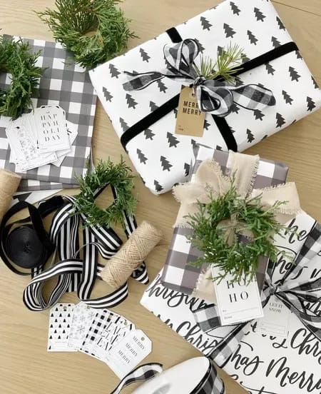 Green Black Plaid Christmas, Black White Christmas Wrapping, Black And Green Christmas Wrapping, Black And White Gingham Christmas Decor, Green And Buffalo Check Christmas, Black And White Christmas Gift Wrap, White Wrapping Paper Ideas, Black Christmas Wrapping Paper, Modern Christmas Gift Wrapping