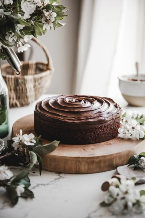 Cookbook Inspiration, Cake Chocolate Ganache, Simple Chocolate Cake, Food Photography Cake, Toffee Crunch, Food Photography Dessert, Crunch Cake, Torte Cupcake, Easy Chocolate Cake