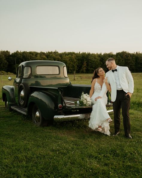 If you needed a sign to decide if you wanted sunset photos on your wedding day, here it is 😍🌅🫶🏻 These sunset photos are everryyythingg! From the vintage green truck, the bride’s party pony, & the groom’s white cocktail jacket… what more could you ask for? And the sunset was truly sunsetting 🤩 I’m quite literally obsessed with these two, and their love in these photos just says it all 🫶🏻 The dream team 🤩: Venue, Planning, Bar & Catering: @valleyviewfarmwedding Photographer: @jessbiancardiph... Old Truck Engagement Pictures, Old Truck Wedding, Vintage Wedding Pictures, Vintage Truck Wedding, Wedding Photos With Old Truck, Vintage Truck Wedding Photos, Wedding Classic Car Photo Ideas, Wedding Pictures With Old Cars, Antique Car Wedding Pictures