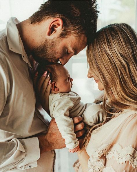 1 Month Old Family Pictures, Newborn Lifestyle Poses, Newborn Family Pictures Christmas, Mom Dad And Newborn Pictures, Family Photo Shoot With Newborn, In Home Newborn Family Photos, Family Pics With Newborn, Newborn Family Photos Winter, Timeless Family Photos