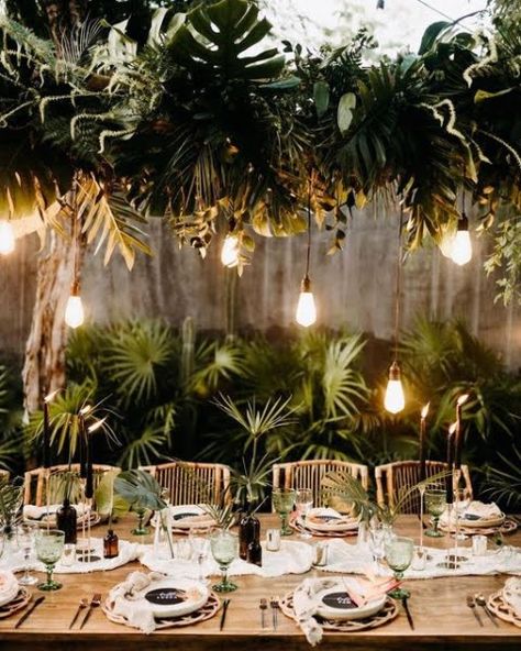 25 Jungle Outdoor Wedding Decor Ideas That Will Take You to a Tropical Paradise Jungle Wedding Aesthetic, Jungle Wedding Color Palette, Jungle Chic Wedding, Tropical Style Wedding, Tropical Foliage Wedding, California Wedding Decor, Moody Jungle Wedding, Rainforest Theme Wedding, Jungle Glam Wedding