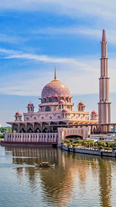 Masjid Putrajaya, Buildings Sketch, Modern Islamic Architecture, Malaysia Resorts, Pink Mosque, Sultan Qaboos Grand Mosque, Middle Eastern Design, Beautiful Mosque, Travel Malaysia