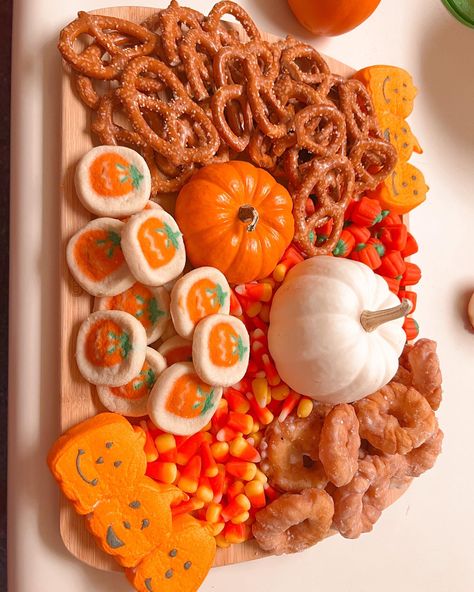 Board Night Ideas Halloween, Fall Board Ideas Food, Thanksgiving Snack Charcuterie Board, Fall Themed Food Board, Halloween Birthday Party Snacks, Fall Sharcudery Board, Kids Fall Charcuterie Board, Fall Snack Platter, Fall Snack Tray