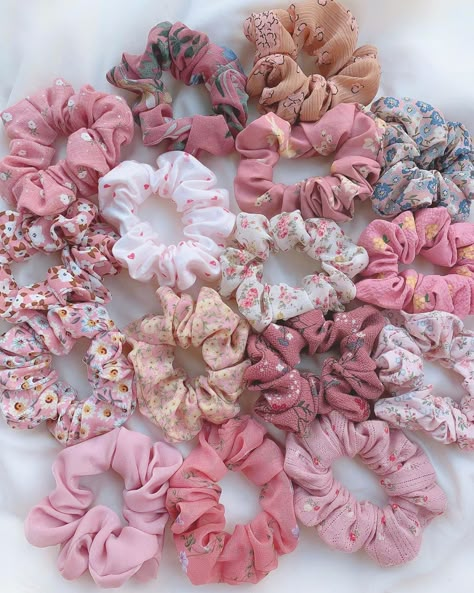 Diy Hair Scrunchies, Diy Hair Accessories Ribbon, Hair Tie Accessories, Pretty Jewelry Necklaces, Hair Accessories Collection, Hair Accessories Clips, Jewelry Accessories Ideas, Girly Accessories, Hair Scrunchies