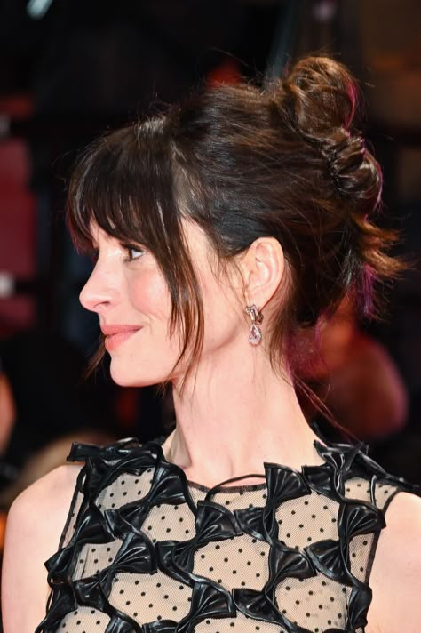 - CosmopolitanUK Anne Hathaway Bangs, Anne Hathaway Haircut, Anne Hathaway Hair, Andy Sachs, Full Fringe, Celebrity Haircuts, Daisy Edgar Jones, Red Carpet Hair, Long Dark Hair