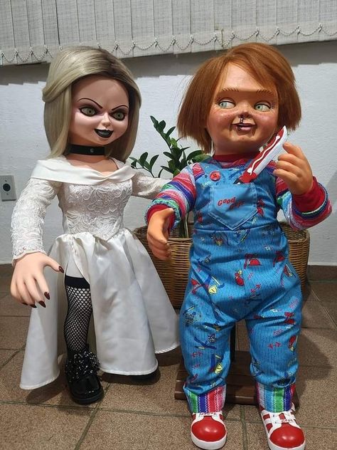 Cats In Halloween Costumes, Chucky Bride, Stylish Halloween Costumes, Ideas Disfraz, Good Guy Doll, Duo Costumes, Bride Of Chucky, Scary Halloween Costumes, Teen Movies