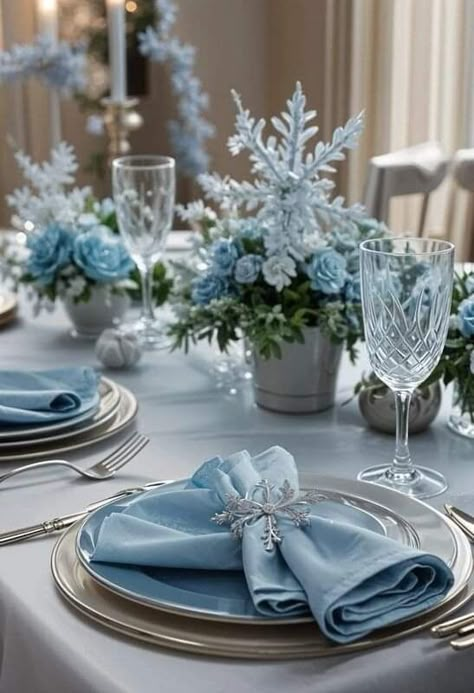 Blue White Silver Christmas Table Decor, Blue Christmas Table Decor, Blue Christmas Table Setting, Glam Christmas Decor Ideas, Blue Christmas Decor Ideas, Blue Fairy Lights, Blue Christmas Decorations, Blue Table Settings, Ideas For New Year