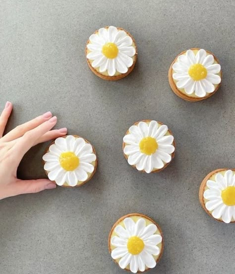 Tartlets Aesthetic, Baking With Flowers, Mini Bakewell Tart, Tartlets Decoration, Mini Tartlets Dessert, Cute Tarts, Mini Tartlets, Tartlets Recipe, Patisserie Fine