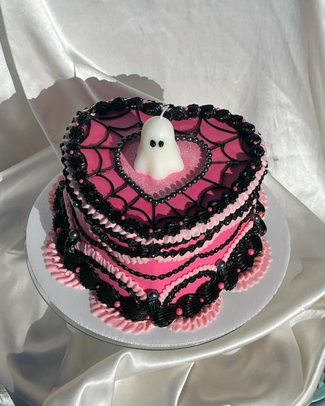 𝒞𝒶𝓀ℯ Halloween Pink Aesthetic, Aesthetics Cake, Gothic Birthday Cakes, Spooky Cakes, Goth Cakes, Gothic Cake, Spooky Cake, Halloween Birthday Cakes, Scream Halloween