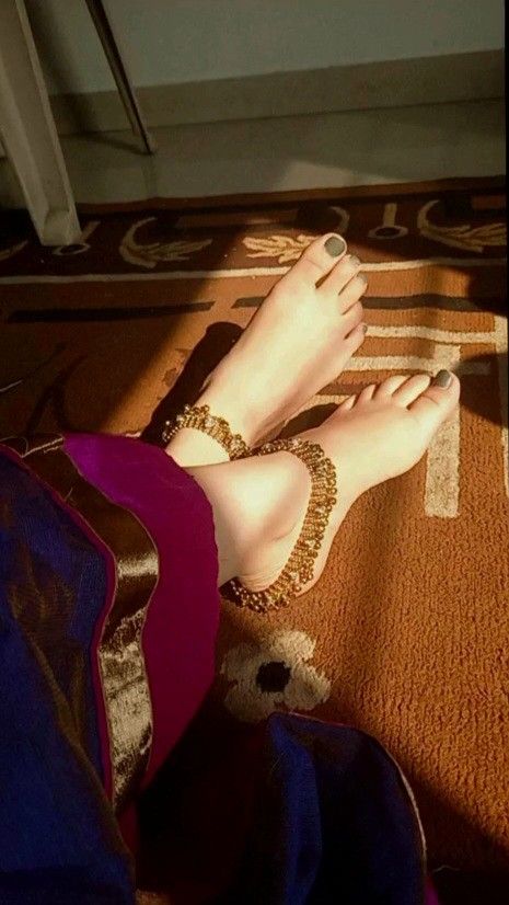 Indian Payal Aesthetic, Payal Aesthetic, Sanatani Girl, Anklets Aesthetic, Anklet Aesthetic, Jewelry Poses, Indian Anklets, Lehenga Pink, Real Aesthetic