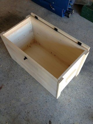 Diy Wood Chest, Diy Storage Trunk, Cedar Wood Projects, Chests Diy, Diy Bar Stools, Wooden Box Diy, Tool Box Diy, Craft Ideas Paper, Wooden Box With Lid